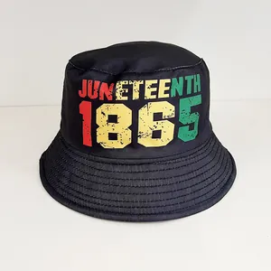 Dettaglio della stampa Juneteenth 1865 su tessuto di cotone nero del cappello bob
