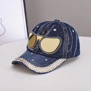 Casquette en denim avec des strass étincelants et un motif de lunettes de soleil original