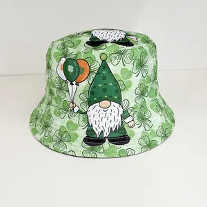 Dettaglio cappello alla pescatora di San Patrizio con gnomo e motivo a trifogli
