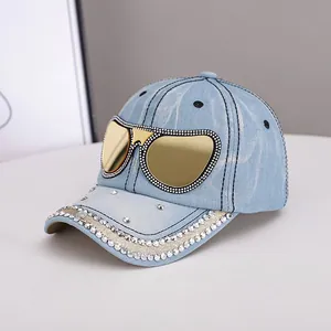 Casquette de baseball en jean bleu clair avec design lunettes aviateur et strass blancs