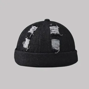 Berretto docker in denim nero lavato streetwear con dettagli vintage strappati e buchi