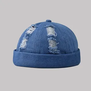 Berretto docker in denim blu lavato con dettagli strappati e design senza tesa minimal