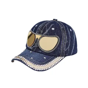 Casquette de baseball en jean bleu foncé avec motif de lunettes en strass et visière courbée