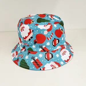 Dettaglio del cappello alla pescatora blu cielo con stampe di Babbo Natale e pinguini