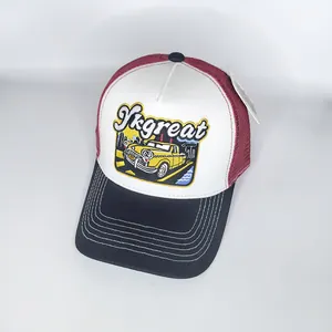 Detailansicht der Trucker Cap mit besticktem Oldtimer-Patch und atmungsaktivem Netz