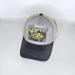 Detail der bestickten Vintage-Auto-Patch und Nähte auf der zweifarbigen Trucker-Mütze