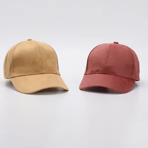 Détail de casquettes de baseball camel et rouge brique avec texture en daim et couture classique