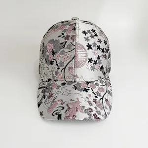Makrodetail aus seidenähnlichem Jacquard-Stoff mit Blumenstickerei und Shou-Muster