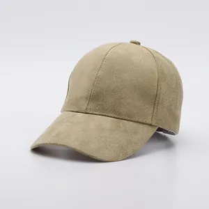 Vue détaillée de la texture en daim kaki doux et des coutures de la casquette minimaliste