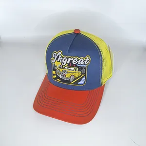 Detail des bestickten Vintage-Auto-Patches und Netzrücken der Kontrast-Trucker-Cap