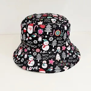 Dettaglio del cappello alla pescatora nero con motivi di Natale e Babbo Natale