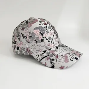 Detailaufnahme des floralen Jacquard-Stickereistoffs auf einer Ethno-Baseballkappe