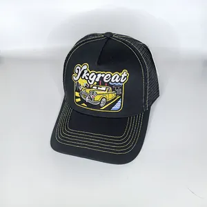 Detail der bestickten Vintage-Auto-Patch und Kontrastnähte auf schwarzer Trucker-Kappe