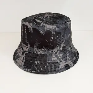 Dettaglio del cappello alla pescatora camouflage nero e grigio con cuciture sulla tesa