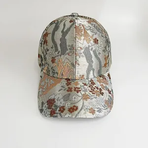 Detailansicht der Baseballkappe mit ethnischem Jacquard und seidiger Blumenstickerei