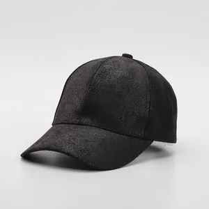 Gros plan détaillé sur la texture du daim noir et la visière courbée de la casquette