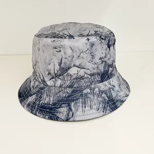 Dettaglio della stampa floreale blu vintage sul tessuto in cotone del cappello