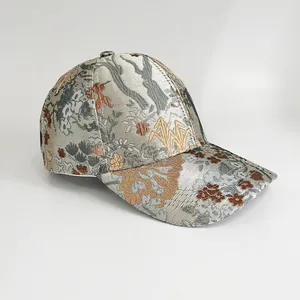 Ethno-Stil Baseballkappe mit silbernen Jacquard-Blumenmustern und gewölbter Krempe