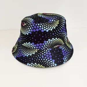 Dettaglio dall'alto di un cappello da pescatore nero con motivi a spirale a pixel colorati