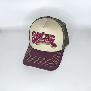 Detail der bestickten Station-Patch auf mehrfarbiger Mesh-Trucker-Cap mit gebogenem Rand