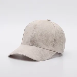 Détail du tissu en daim synthétique doux et des coutures d'une casquette beige