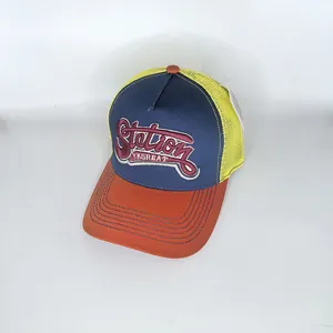Detailansicht der dreifarbigen Trucker-Cap mit Station-Stickerei und atmungsaktivem Netz
