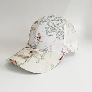 Weiße Baseballkappe mit aufwendiger Blumenstickerei und Blattmustern im eleganten Folk-Stil