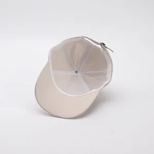 Détail intérieur d'une casquette en daim montrant la sangle réglable et les coutures