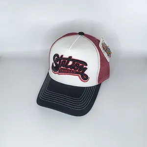 Detail der Station-Stickerei auf dreifarbiger Trucker Cap mit Mesh-Einsatz