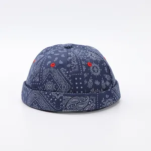 Berretto vintage blu navy senza visiera con motivo paisley e occhielli rossi ricamati