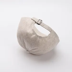 Détail de la texture suédine et de la boucle en métal ajustable sur la casquette