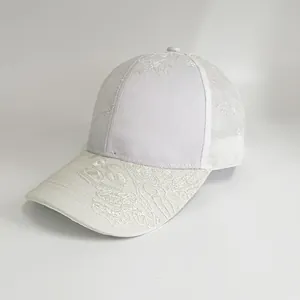 Nahaufnahme der weißen Baseballkappe mit floraler Stickerei und Mesh-Einsätzen aus Baumwolle