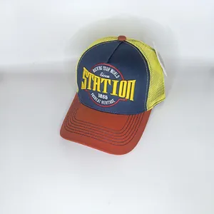 Drei-Farben-Mesh-Trucker-Cap mit Stickerei STATION 1865 und atmungsaktivem Netz