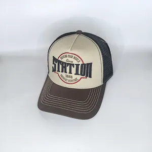 Detail des bestickten Aufnähers und der weißen Nähte am Rand der Trucker-Kappe