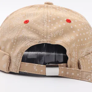 Vista posteriore del cappello docker paisley kaki con fibbia in metallo e ricami
