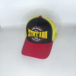 Detail des bestickten STATION-Patches auf der Retro Mesh Trucker Cap mit Kontrastrand