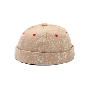 Berretto docker kaki vintage con motivo paisley bianco e occhielli ricamati rossi
