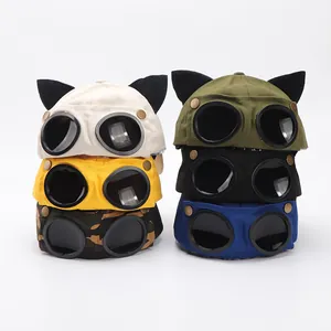 Dettaglio di cappellini da baseball con orecchie da gatto e occhiali da aviatore