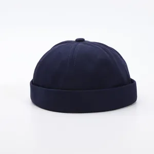 Costuras detalladas y textura de tela en un gorro docker minimalista azul profundo liso