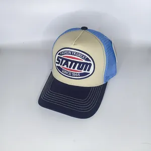 Detail des bestickten Aufnähers auf der Mesh-Trucker-Cap mit Kontrastfarben-Design