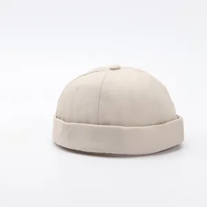 Detalle de gorro docker beige que muestra la costura de 6 paneles y textura de sarga