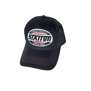 Vintage schwarze Mesh Trucker Cap mit besticktem Patch und roten Nähten am Schirm
