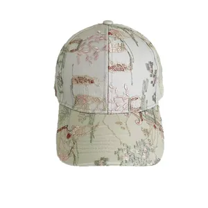 Ethno-Baseballkappe mit floralen Landschaftsmustern auf grauem Stoffhintergrund