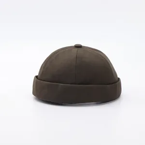 Gorro docker minimalista verde oliva oscuro con borde enrollado y diseño de seis paneles