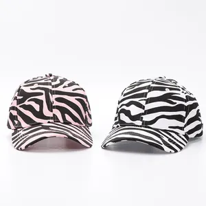 Vista detallada de los patrones de cebra rosa y negro clásico en gorras de béisbol