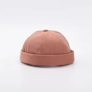 Detalle de un gorro docker retro rosa en algodón con diseño de seis paneles y borde