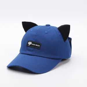 Dettaglio del berretto da baseball blu navy con orecchie di gatto 3D ed etichetta in tessuto