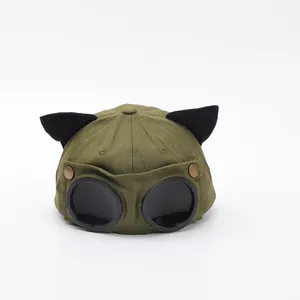 Dettaglio del berretto baseball verde militare con orecchie di gatto e occhiali aviatore