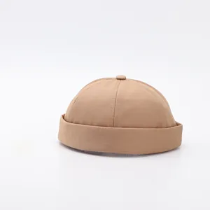 Textura detallada del gorro docker de algodón con borde enrollado color caqui