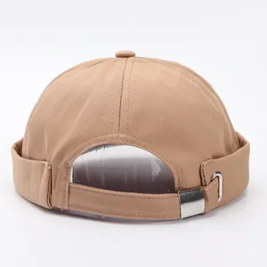 Gorro docker caqui minimalista sin ala con hebilla metálica en tejido texturizado